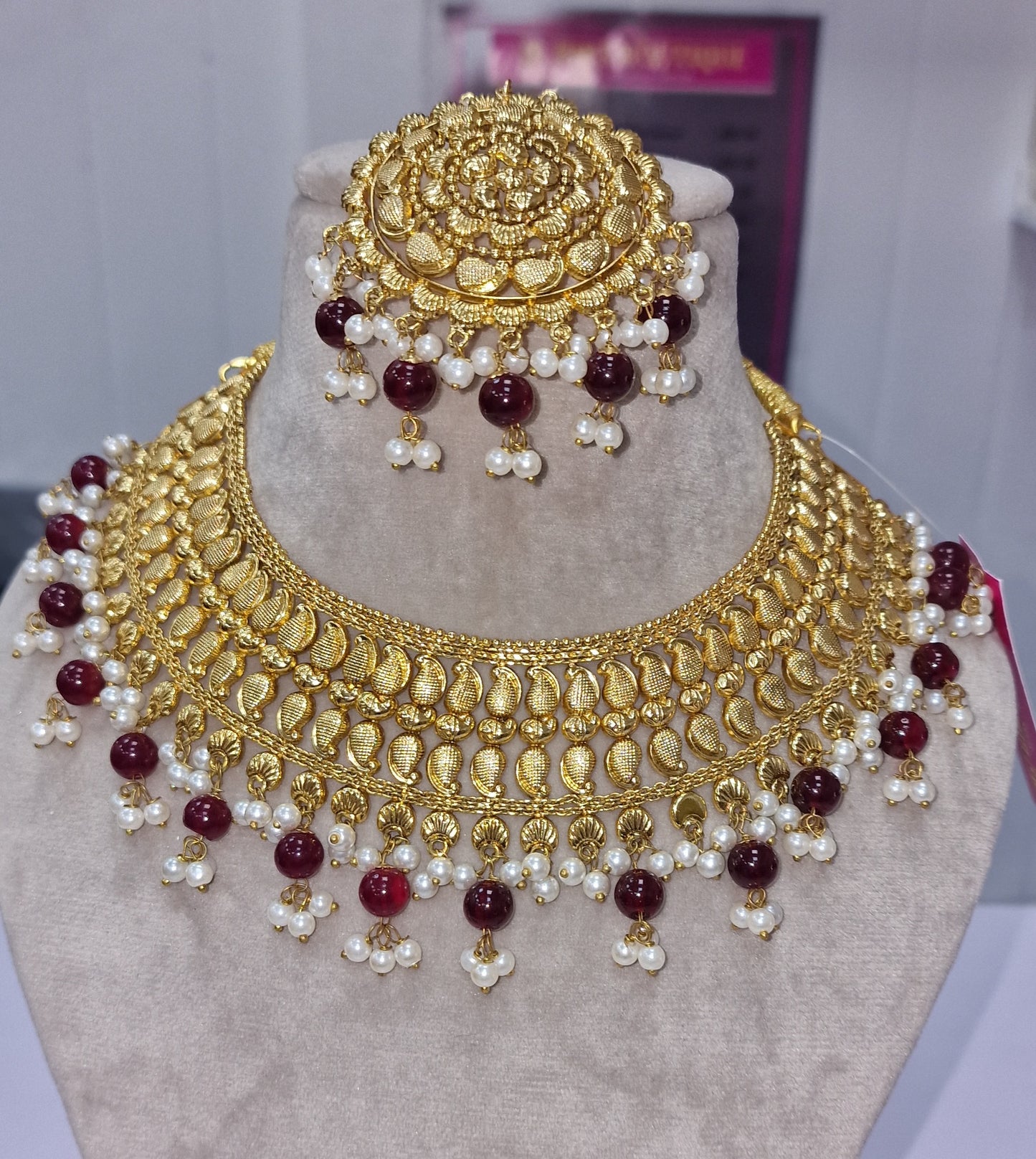 Indian gold plated ,light weight, Party Wear jewellery Set with matching Earrings and Tikka