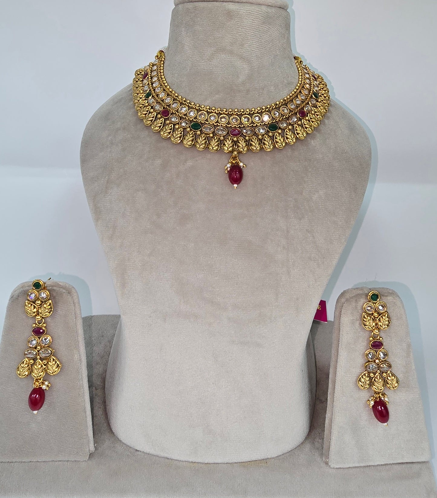 Gold plated jewellery set with earrings
