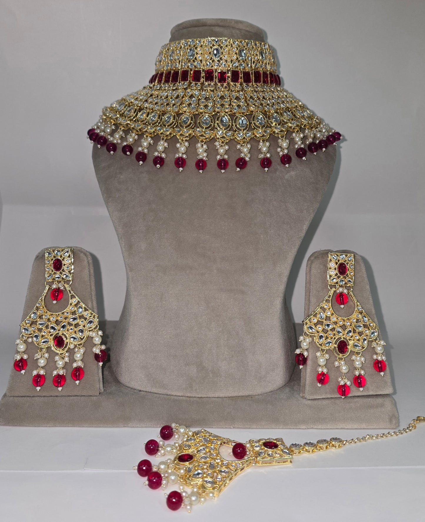 Bridal set in kundan stones and dark pink pearls in choker style