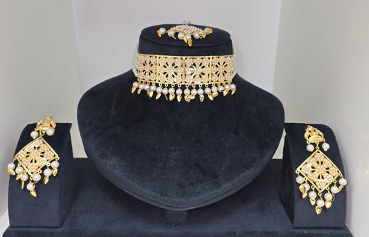Jarau white pearl set with tikka
